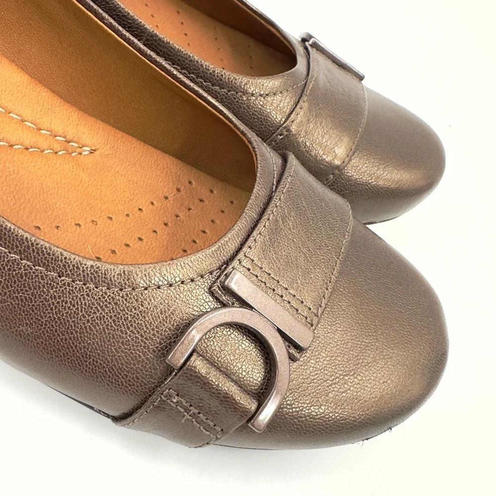 Clarks Concert Band Leather Wedge Pumps Brown Metallic Low Heel Shoes Size 7.5